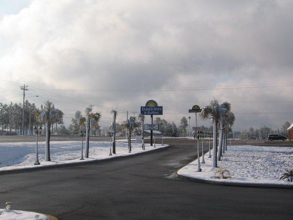 Days Inn & Suites By Wyndham Swainsboro Exterior photo